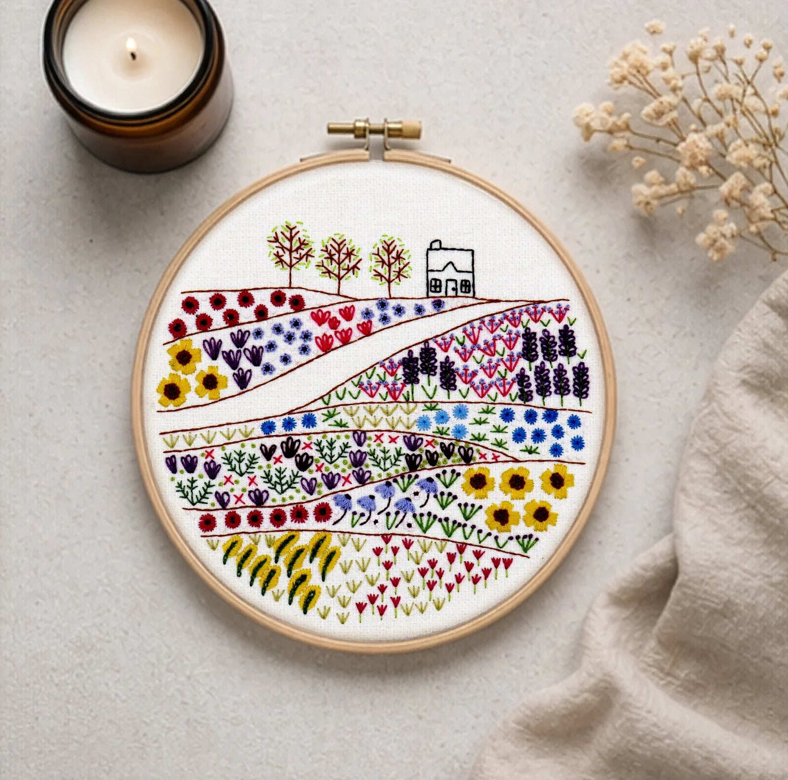 Flower Meadow Cottage Hand Embroidery Beginner Kit

Get lost in all the gorgeous colours and stitches found in the meadows that lead to the Cottage.&nbsp;