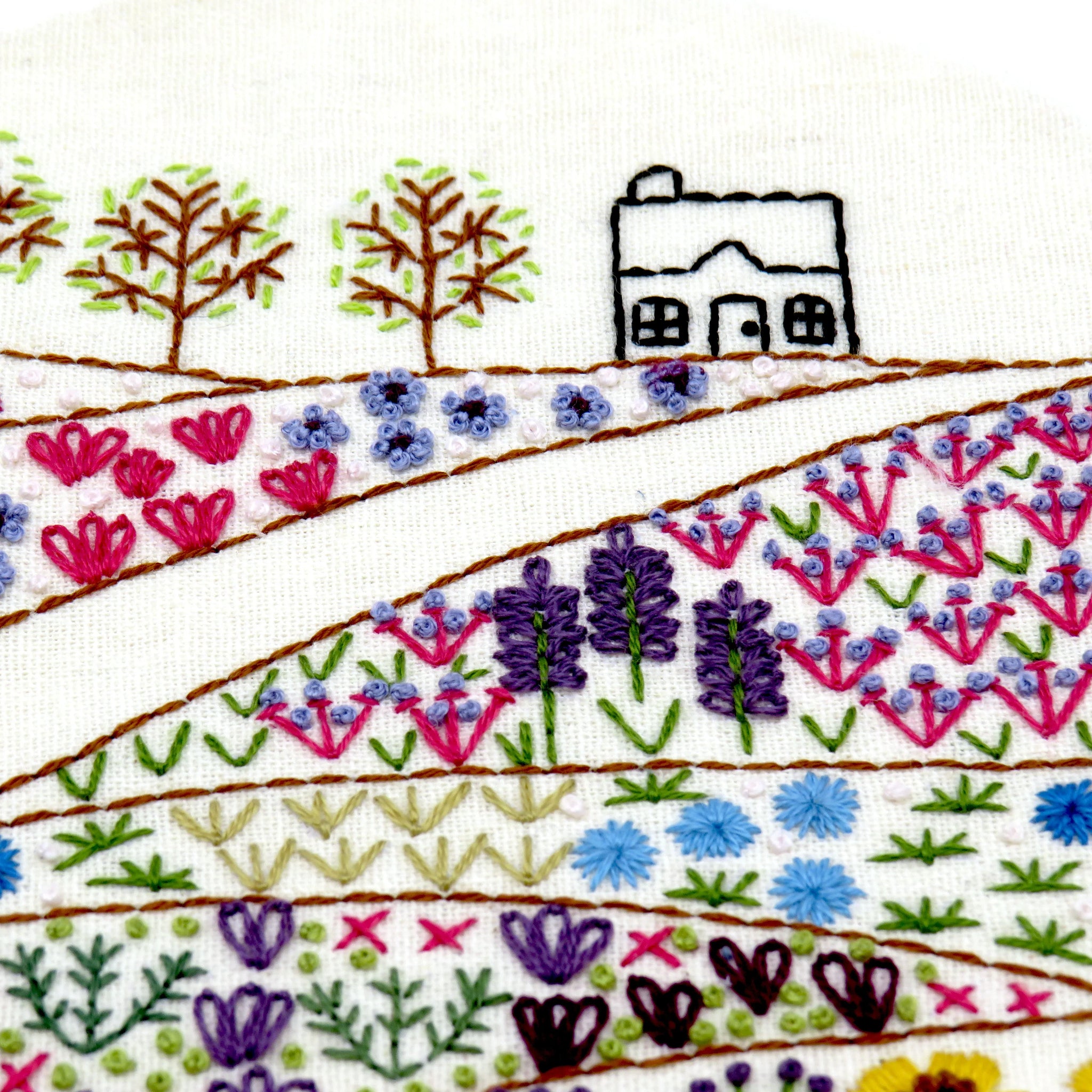 Flower Meadow Cottage Hand Embroidery Beginner Kit

Get lost in all the gorgeous colours and stitches found in the meadows that lead to the Cottage.&nbsp;